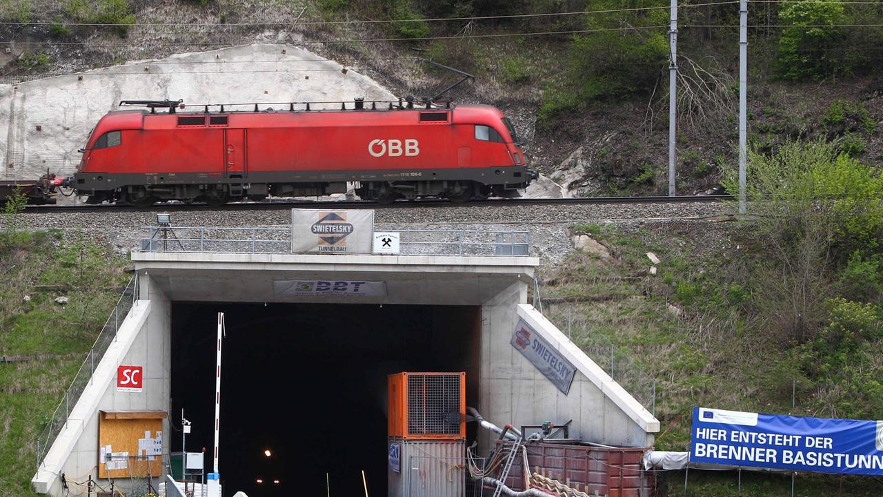 Ein Güterzug fährt am 02.05.2014 über dem Eingang zum Zugangsstollen zum Brenner Basistunnel bei Steinach (Österreich).
