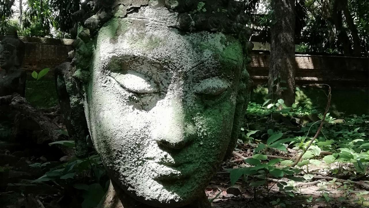 Buddha-Plastik im Wat Umong Kloster in Chiang Mai, Thailand Buddha-Plastik im Wat Umong Kloster in Chiang Mai, Thailand