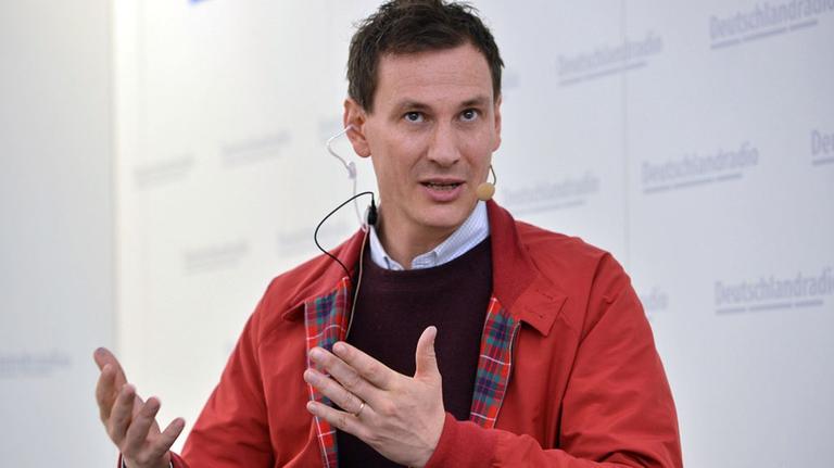 Journalist und Autor Peter Richter beim "Bücherfrühling" von Deutschlandradio Kultur auf der Leipziger Buchmesse 2015 Journalist und Autor Peter Richter beim "Bücherfrühling" von Deutschlandradio Kultur auf der Leipziger Buchmesse 2015