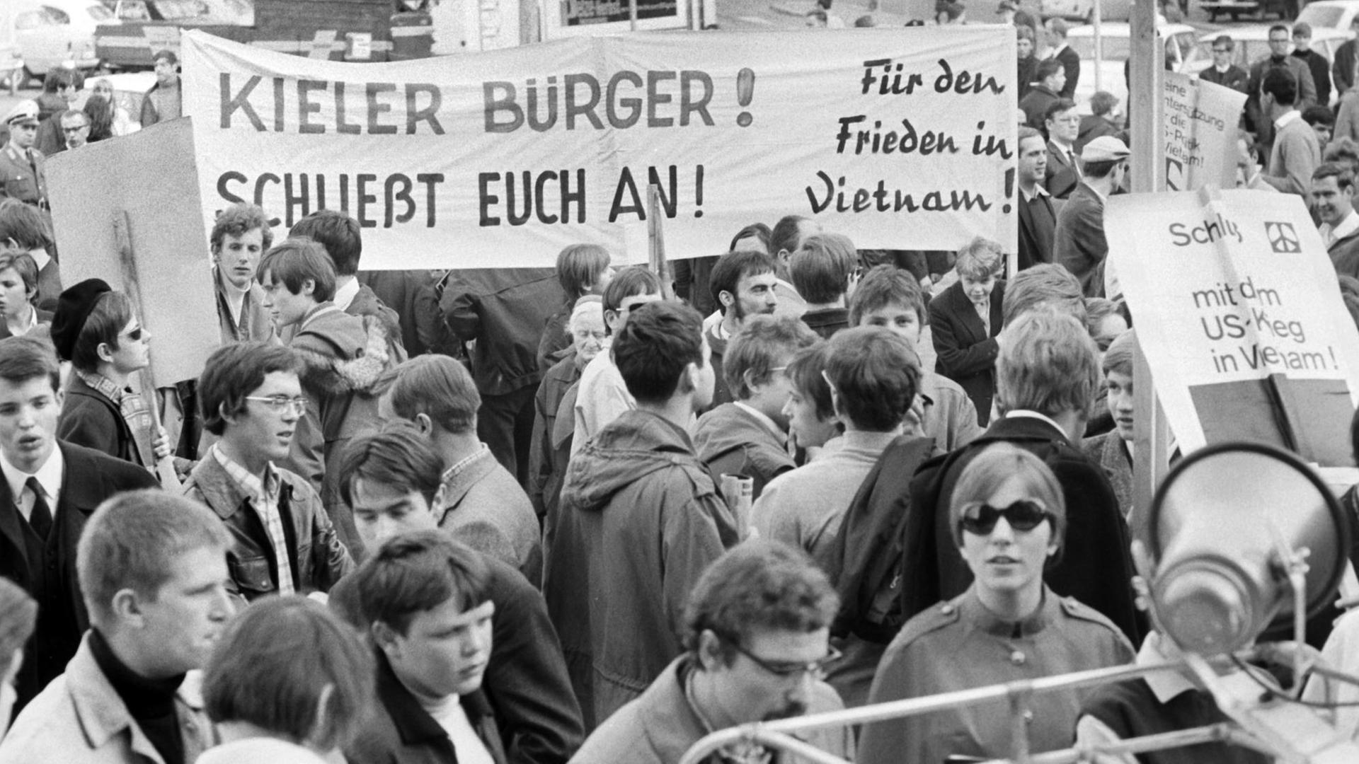Am 29. März 1968 protestierten rund 500 Menschen in Kiel gegen den Krieg in Vietnam. Zu der Demonstration hatte die "Kampagne für Demokratie und Abrüstung" aufgerufen. Am 29. März 1968 protestierten rund 500 Menschen in Kiel gegen den Krieg in Vietnam. Zu der Demonstration hatte die "Kampagne für Demokratie und Abrüstung" aufgerufen.