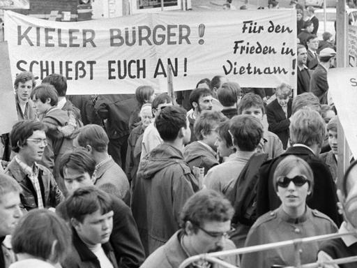 Am 29. März 1968 protestierten rund 500 Menschen in Kiel gegen den Krieg in Vietnam. Zu der Demonstration hatte die "Kampagne für Demokratie und Abrüstung" aufgerufen.