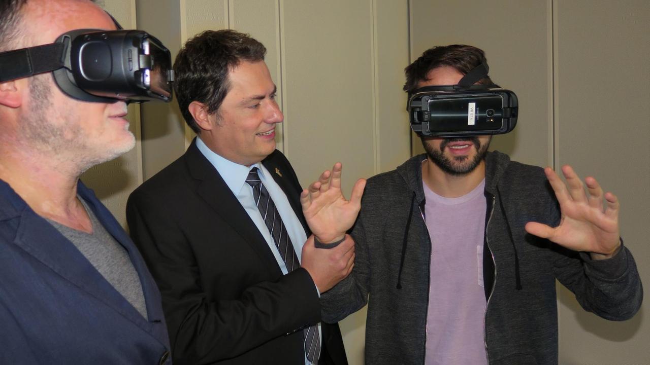 Der Virtual-Reality-Selbstest: Interviewgast Thomas Wagner von VR Coaster mit den Moderatoren Vladimir Balzer (l.) und Axel Rahmlow