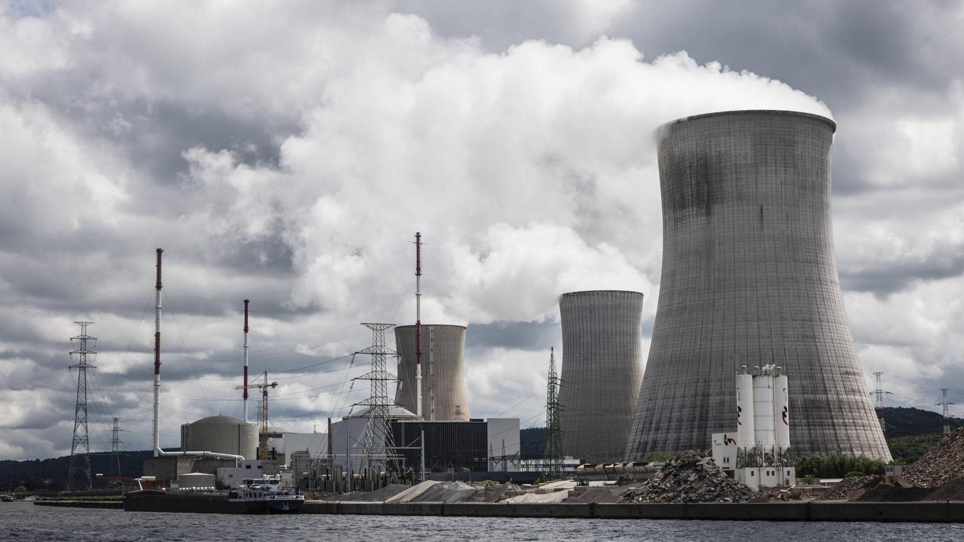 Das Kernkraftwerk Tihange am Ufer der Maas in Belgien