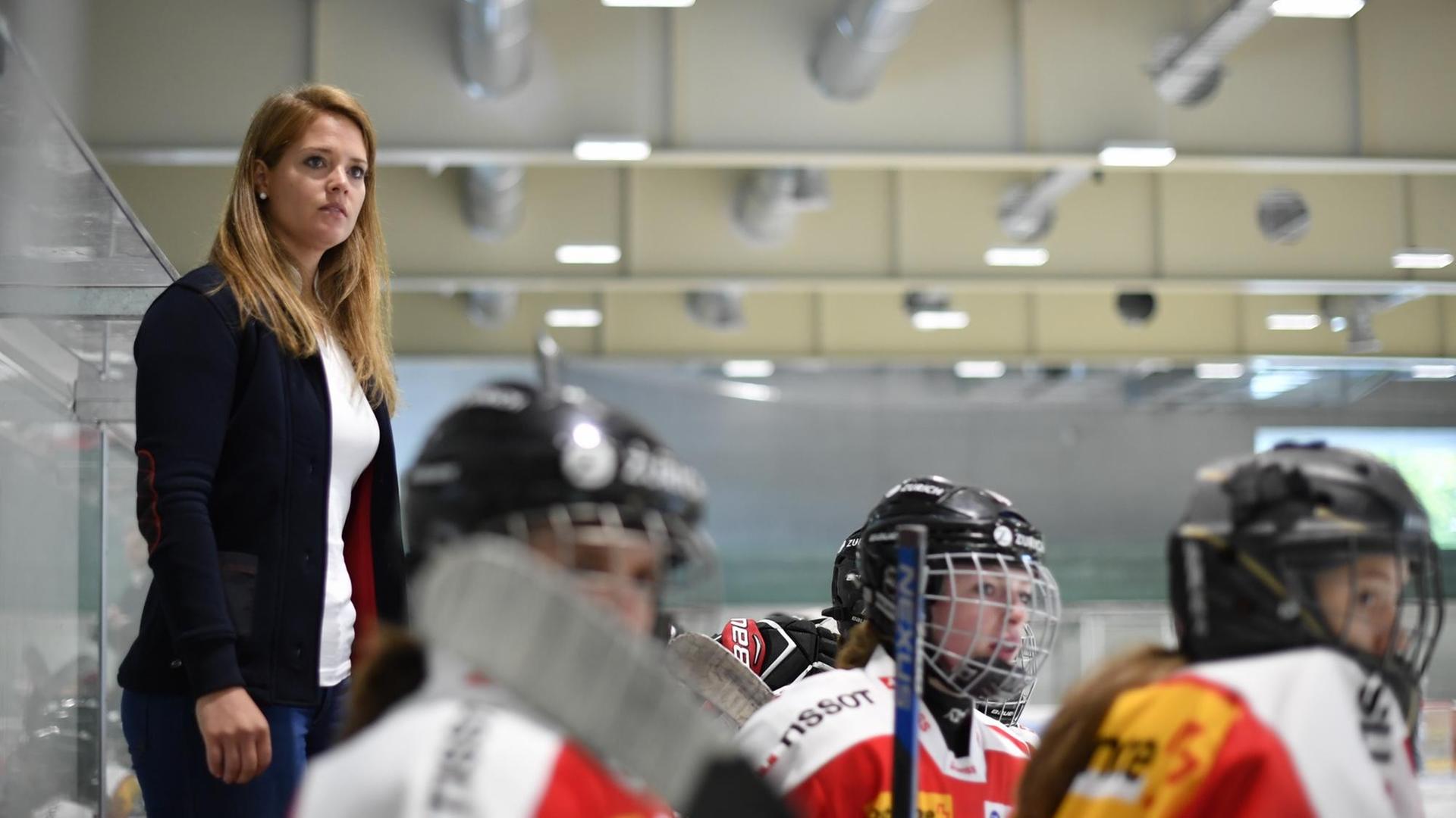 Florence Schelling, ehemalige Schweizer Eishockey-Nationaltorhüterin im Jahr 2018. Florence Schelling, ehemalige Schweizer Eishockey-Nationaltorhüterin im Jahr 2018.