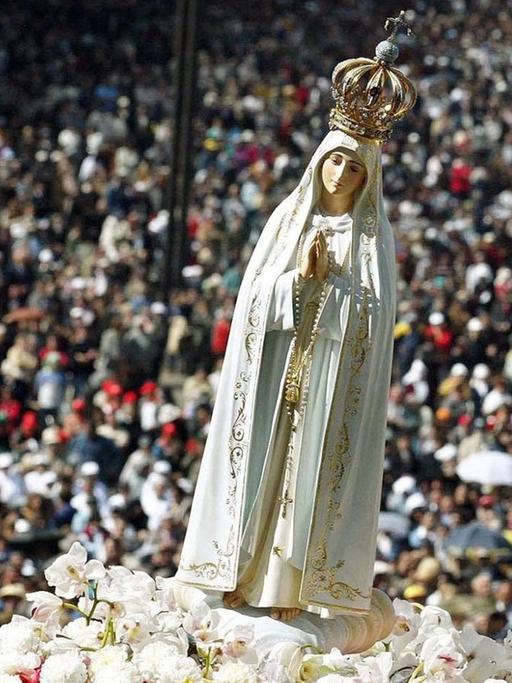 Eine Statue der Jungfrau Maria wird während einer Prozession zum Jahrestag einer Muttergottes-Erscheinung getragen.