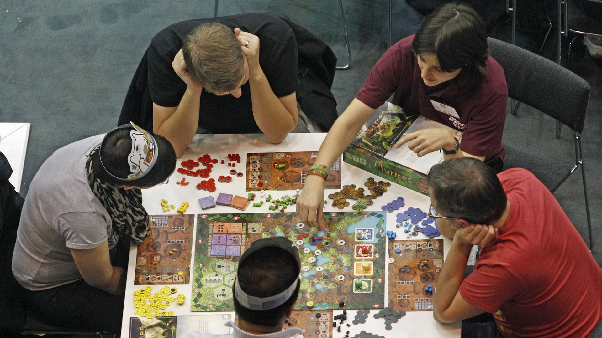 Besucher der "Spiel '13" Messe in Essen (Nordrhein-Westfalen) testen am 24.10.2013 ein Brettspiel. Auf der Spielmesse zeigen über 800 Aussteller aus 39 Nationen ihre Spielneuheiten Besucher der "Spiel '13" Messe in Essen (Nordrhein-Westfalen) testen am 24.10.2013 ein Brettspiel. Auf der Spielmesse zeigen über 800 Aussteller aus 39 Nationen ihre Spielneuheiten