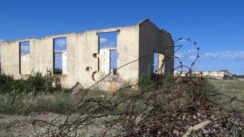 Die Ruinen des früheren Konzentrationslagers in Rivesaltes in den östlichen Pyrenäen, aufgenommen am 13. Juni 2004.