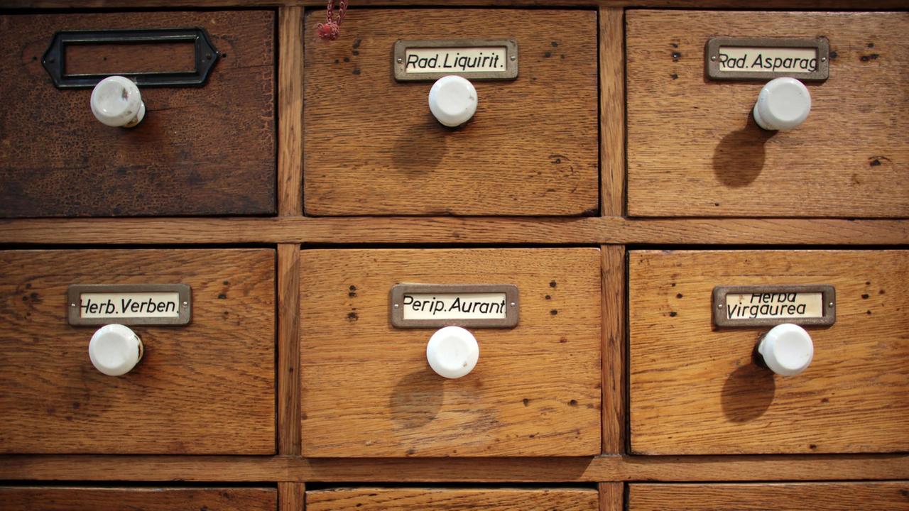 Arzneimittelschubladen in der Jan von Werth Apotheke in Köln. Arzneimittelschubladen in der Jan von Werth Apotheke in Köln.