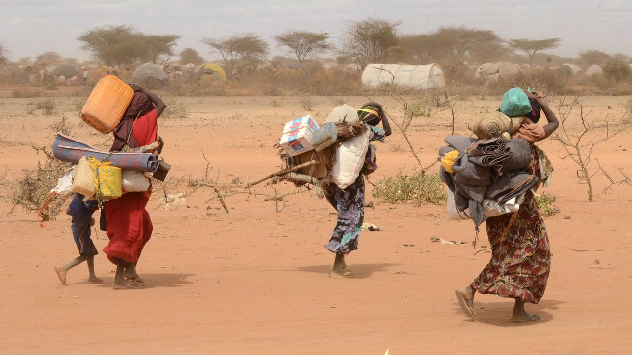 Flüchtlinge mit Gepäck auf dem Weg nach Dadaab im Norden Kenias 