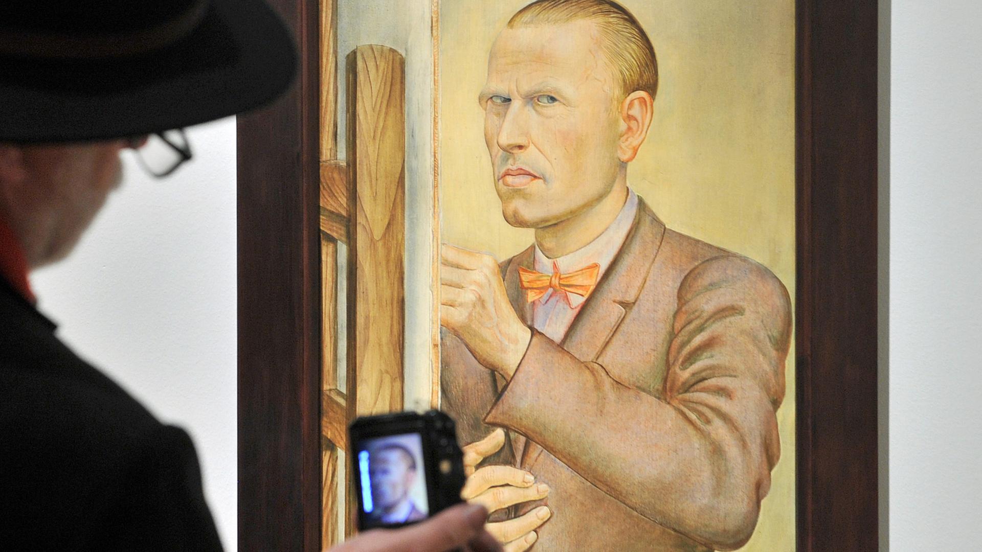 Ein Besucher fotografiert in der Orangerie von Gera in Thüringen ein Selbstbildnis von Otto Dix; Aufnahme vom Dezember 2011 - Zum 120. Geburtstag von Dix war dort eine Retrospektive des Malers und Grafikers zu sehen. Ein Besucher fotografiert in der Orangerie von Gera in Thüringen ein Selbstbildnis von Otto Dix; Aufnahme vom Dezember 2011 - Zum 120. Geburtstag von Dix war dort eine Retrospektive des Malers und Grafikers zu sehen.