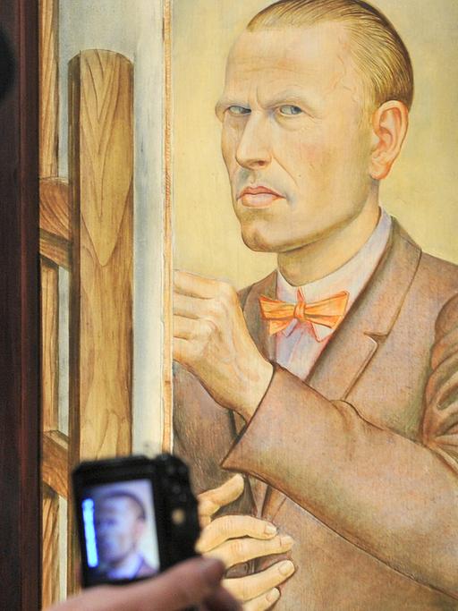 Ein Besucher fotografiert in der Orangerie von Gera in Thüringen ein Selbstbildnis von Otto Dix; Aufnahme vom Dezember 2011 - Zum 120. Geburtstag von Dix war dort eine Retrospektive des Malers und Grafikers zu sehen.
