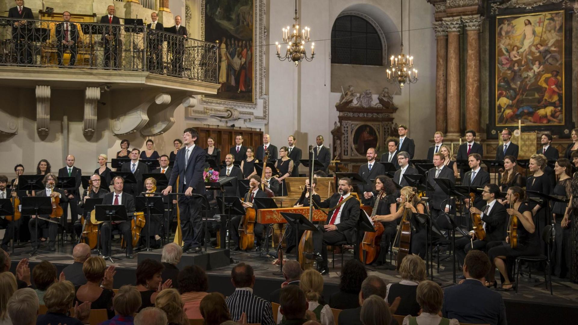 Musiker und Zuhörer bei einem Konzert der Salzburger Festspiele 2016 im barocken Dom der Stadt