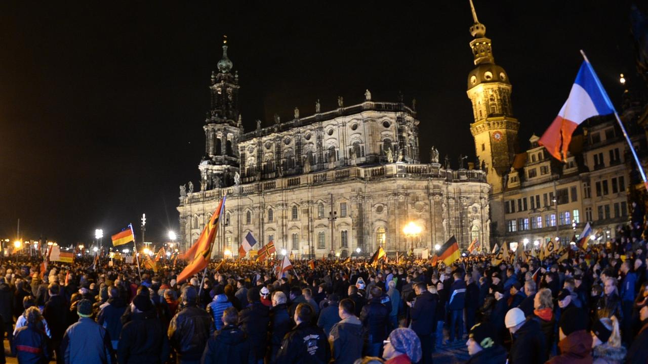 Tausende bei Pegida-Kundgebung in Dresden Tausende bei Pegida-Kundgebung in Dresden