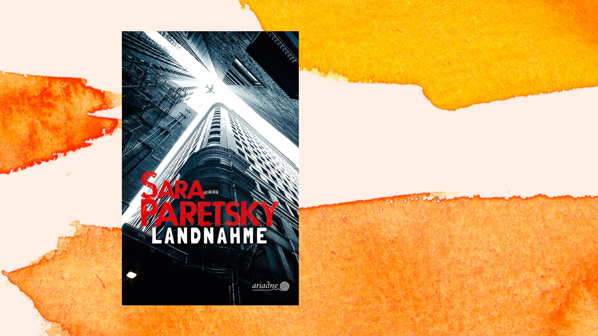 Cover des Buchs "Landnahme" von Sara Paretsky vor einem weiß-orangefarbenen Aquarell-Hintergrund