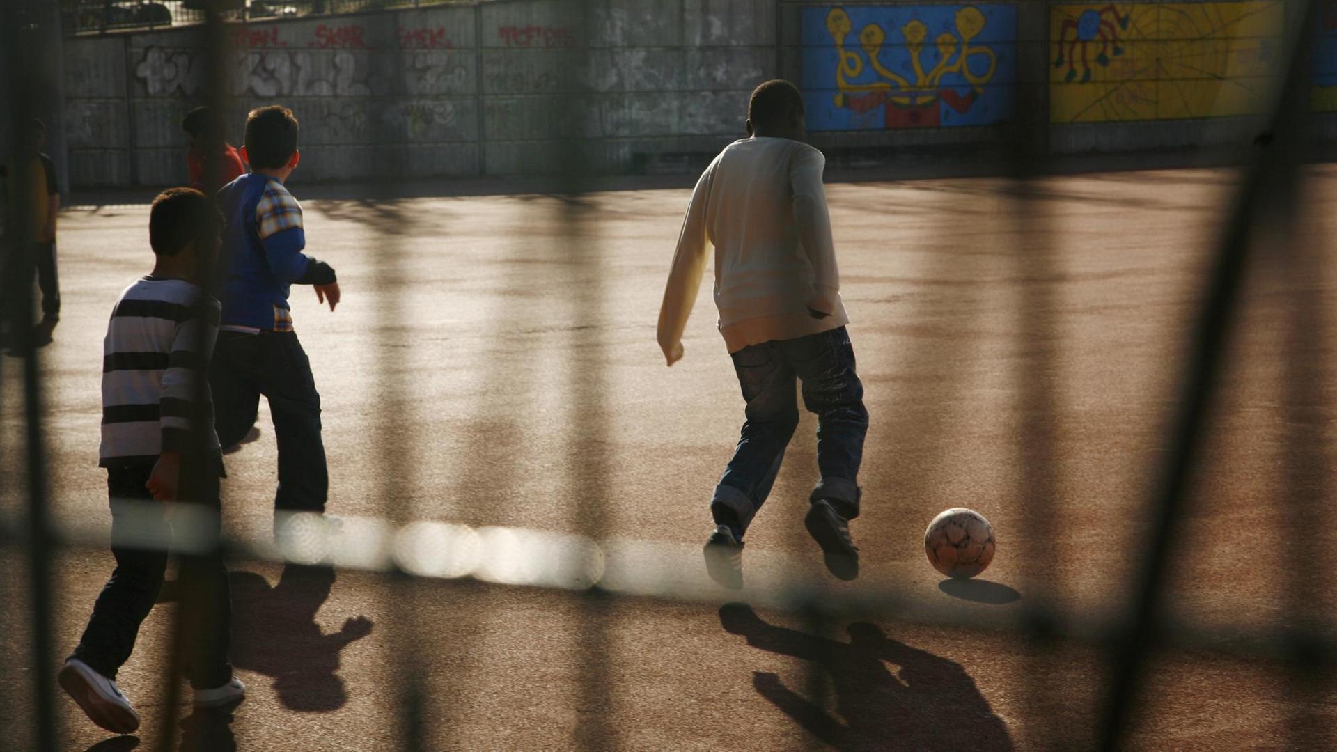 Kinder spielen Ball auf dem Schulhof einer Schule im Bezirk Kreuzberg in Berlin im März 2011. Mehr als 70 Prozent der Kinder hier haben einen Migrationshintergrund.