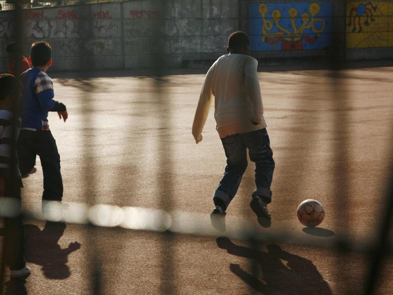 Kinder spielen Ball auf dem Schulhof einer Schule im Bezirk Kreuzberg in Berlin im März 2011. Mehr als 70 Prozent der Kinder hier haben einen Migrationshintergrund.