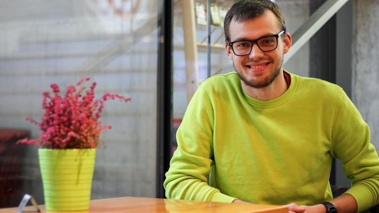 Simon, IT-Student am Narwa College, gibt ethnischen Russen in Narwa Unterricht in estnischer Sprache. Er befürchtet Rückschritte bei der Integration der russischsprachigen Minderheit unter der aktuellen Koalition Simon, IT-Student am Narwa College, gibt ethnischen Russen in Narwa Unterricht in estnischer Sprache. Er befürchtet Rückschritte bei der Integration der russischsprachigen Minderheit unter der aktuellen Koalition