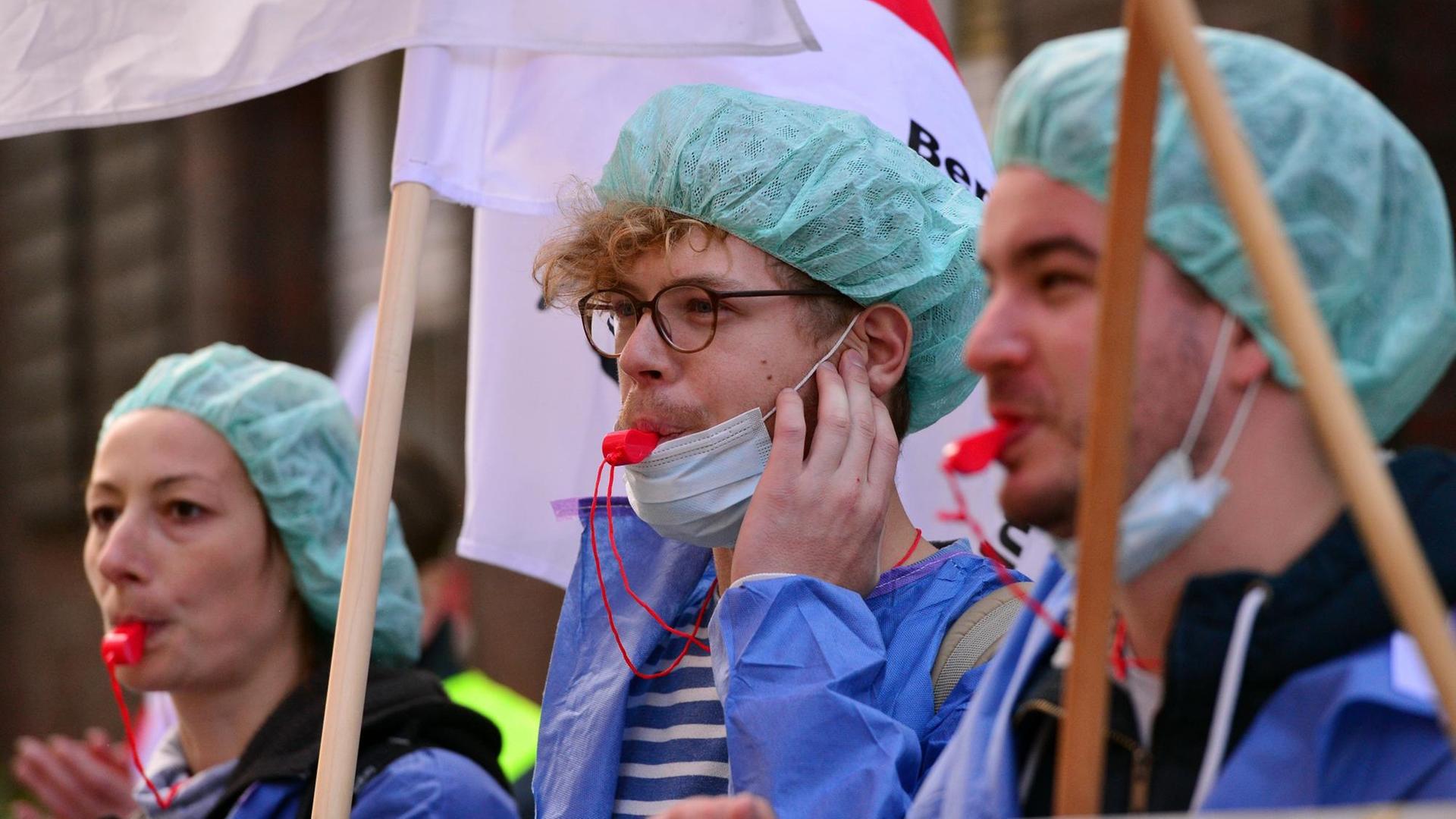 Streikende Pflegerinnen und Pfleger protestieren vor der Charité vor Corona.