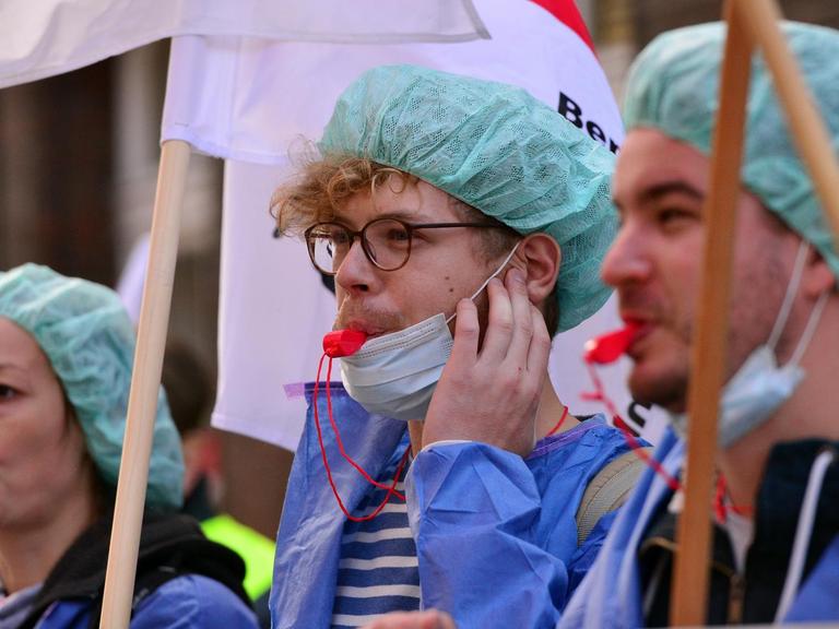 Streikende Pflegerinnen und Pfleger protestieren vor der Charité vor Corona.