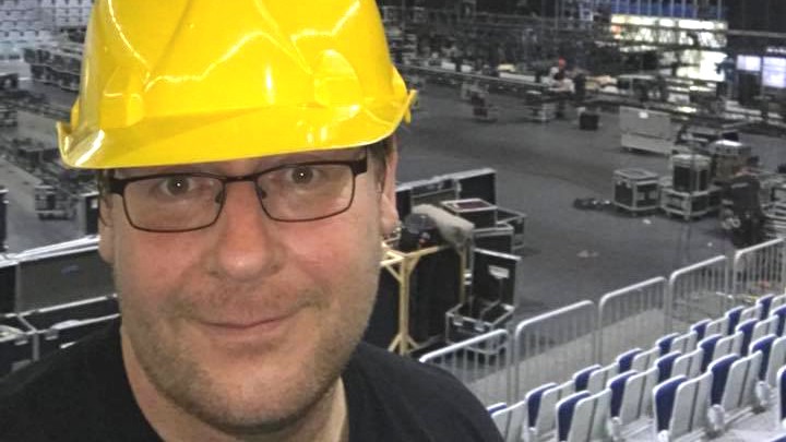Ein Mann mit Helm steht in einer Veranstaltungshalle. Ein Mann mit Helm steht in einer Veranstaltungshalle.