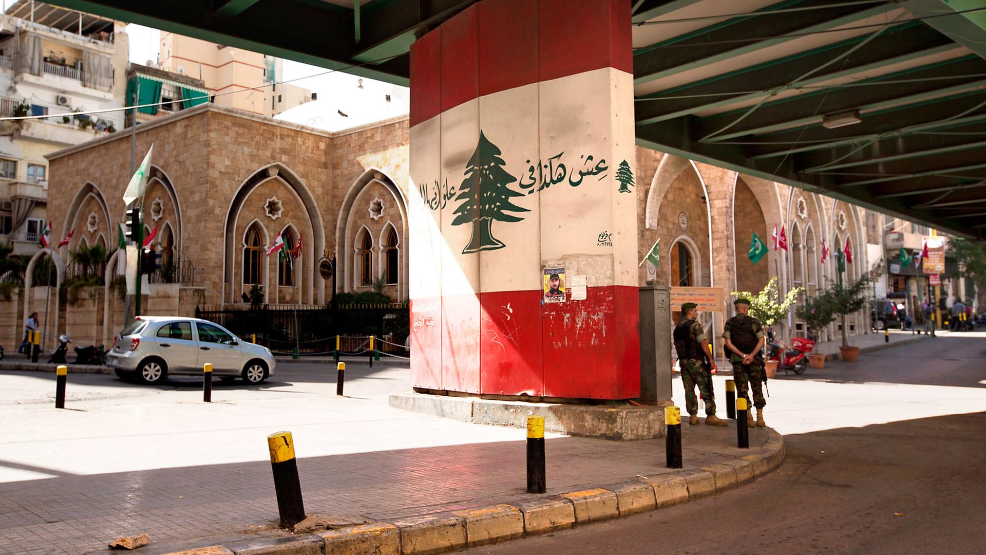 Beirut ist die Hauptstadt und groeßte Stadt des Libanon. Da es in letzter Zeit keine Volkszaehlung gab, ist die genaue Bevoelkerung unbekannt. Der Großraum Beirut besteht aus dem Zentrum und ihren Vororten. Beirut ist die Hauptstadt und groeßte Stadt des Libanon. Da es in letzter Zeit keine Volkszaehlung gab, ist die genaue Bevoelkerung unbekannt. Der Großraum Beirut besteht aus dem Zentrum und ihren Vororten.