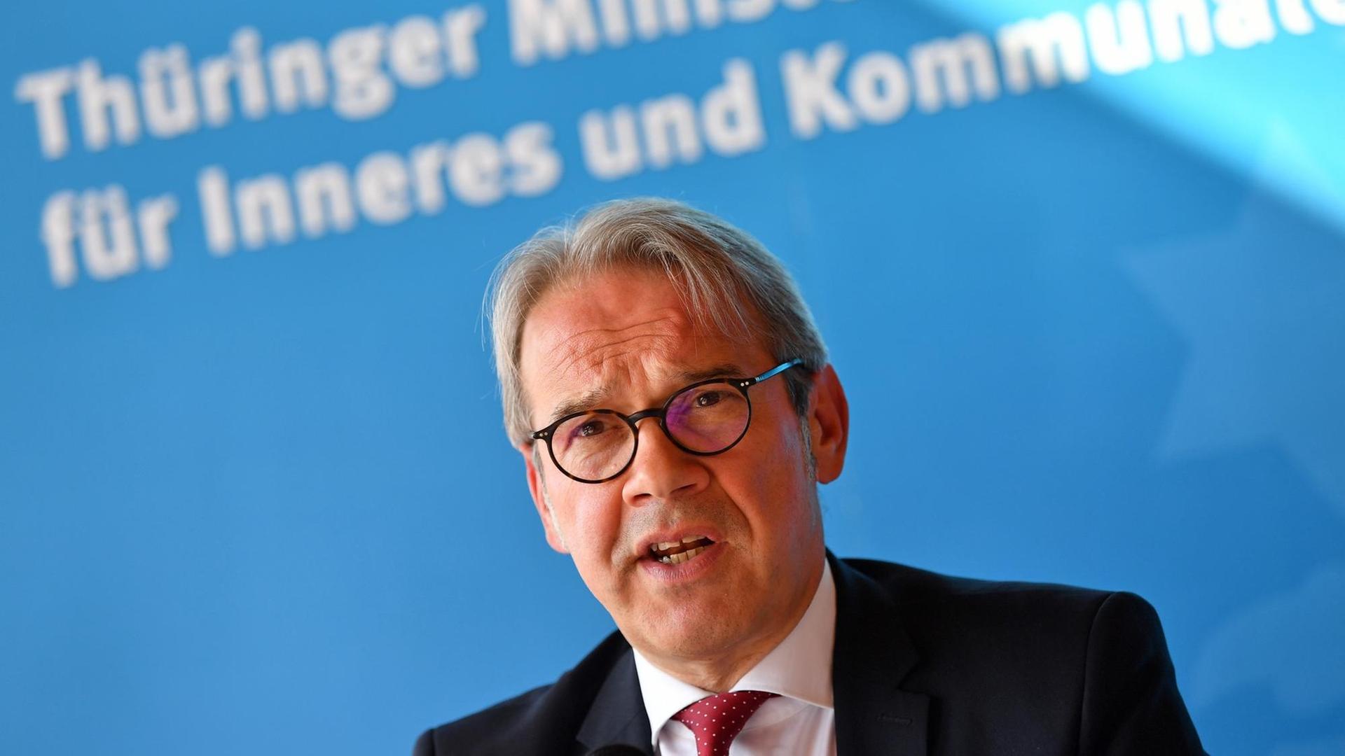 08.09.2020, Thüringen, Sondershausen: Georg Maier (SPD), Minister für Inneres und Kommunales von Thüringen, stellt bei der Freiwilligen Feuerwehr in Sondershausen den Brand- und Katastrophenschutzbericht für das Jahr 2019 vor. Der Bericht enthält unter anderem statistische Auswertungen zum Einsatzgeschehen der Feuerwehr im Freistaat. Foto: Martin Schutt/dpa-Zentralbild/dpa | Verwendung weltweit 08.09.2020, Thüringen, Sondershausen: Georg Maier (SPD), Minister für Inneres und Kommunales von Thüringen, stellt bei der Freiwilligen Feuerwehr in Sondershausen den Brand- und Katastrophenschutzbericht für das Jahr 2019 vor. Der Bericht enthält unter anderem statistische Auswertungen zum Einsatzgeschehen der Feuerwehr im Freistaat. Foto: Martin Schutt/dpa-Zentralbild/dpa | Verwendung weltweit