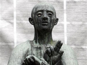 Eine von Fritz Fleer geschaffene Bronzestatue des Pastors Dietrich Bonhoeffer an der St. Petri-Kirche in Hamburg. Eine von Fritz Fleer geschaffene Bronzestatue des Pastors Dietrich Bonhoeffer an der St. Petri-Kirche in Hamburg.