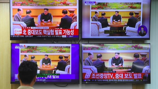 In Südkorea betrachtet ein Mann mehrere Bildschirme, auf denen der nordkoreanische Machthaber Kim Jong Un nach dem Atomwaffentest zu sehen ist