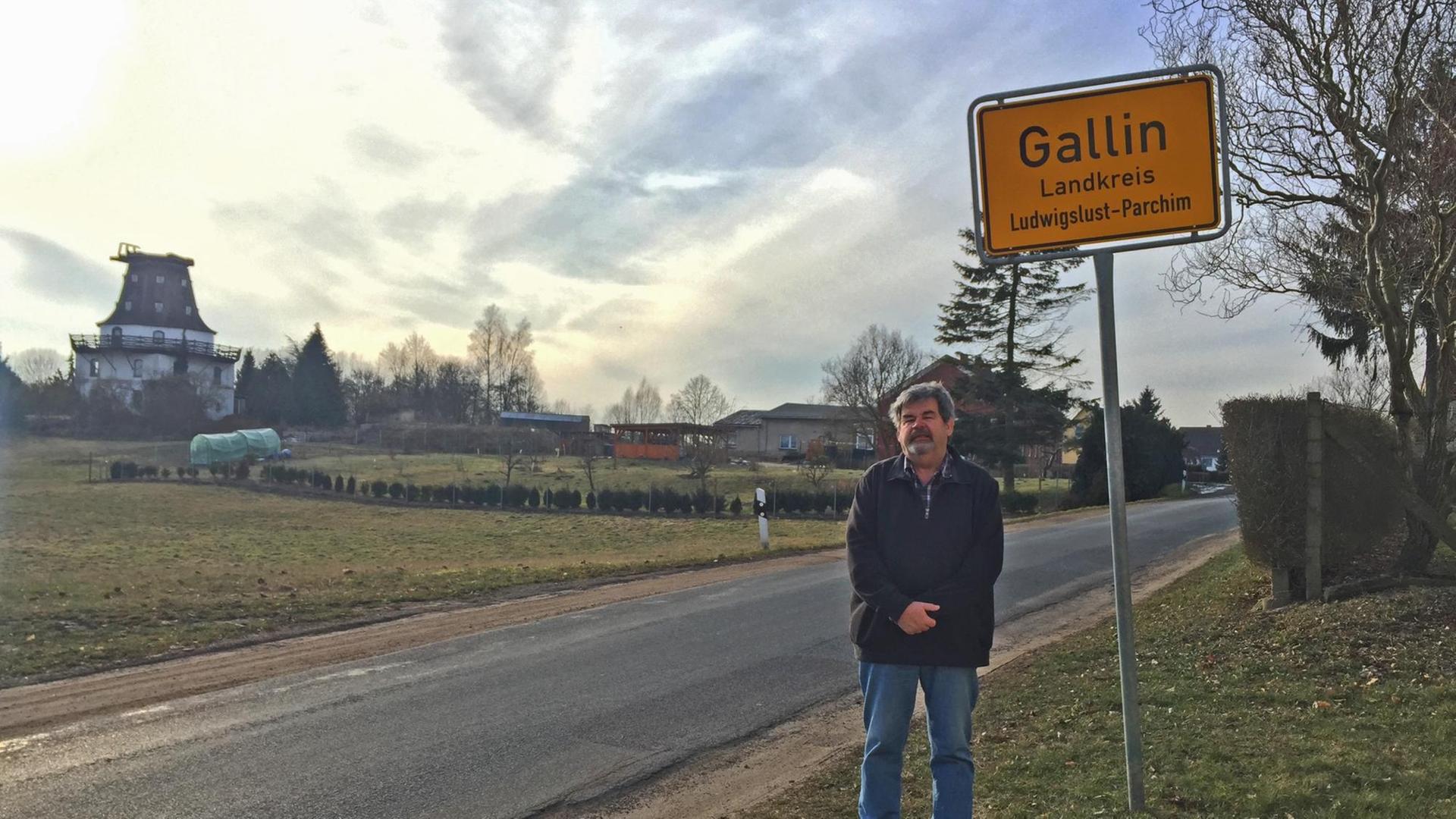 Holger Klukas, Bürgermeister der Gemeinde Gallin-Kuppentin in Mecklenburg-Vorpommern, vor dem Ortsschild "Gallin"