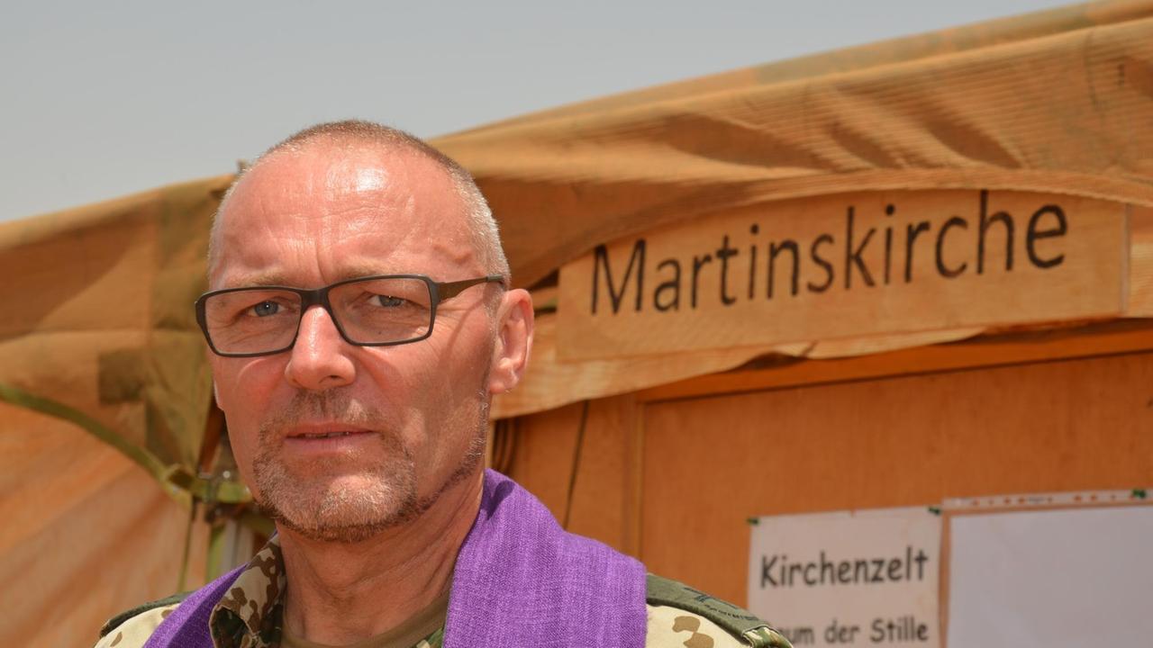 Militärpfarrer Johannes Waedt vor seiner Martinskirche, einem beigen Armeezelt. (Foto: Katrin Gänsler) Militärpfarrer Johannes Waedt vor seiner Martinskirche, einem beigen Armeezelt. (Foto: Katrin Gänsler)