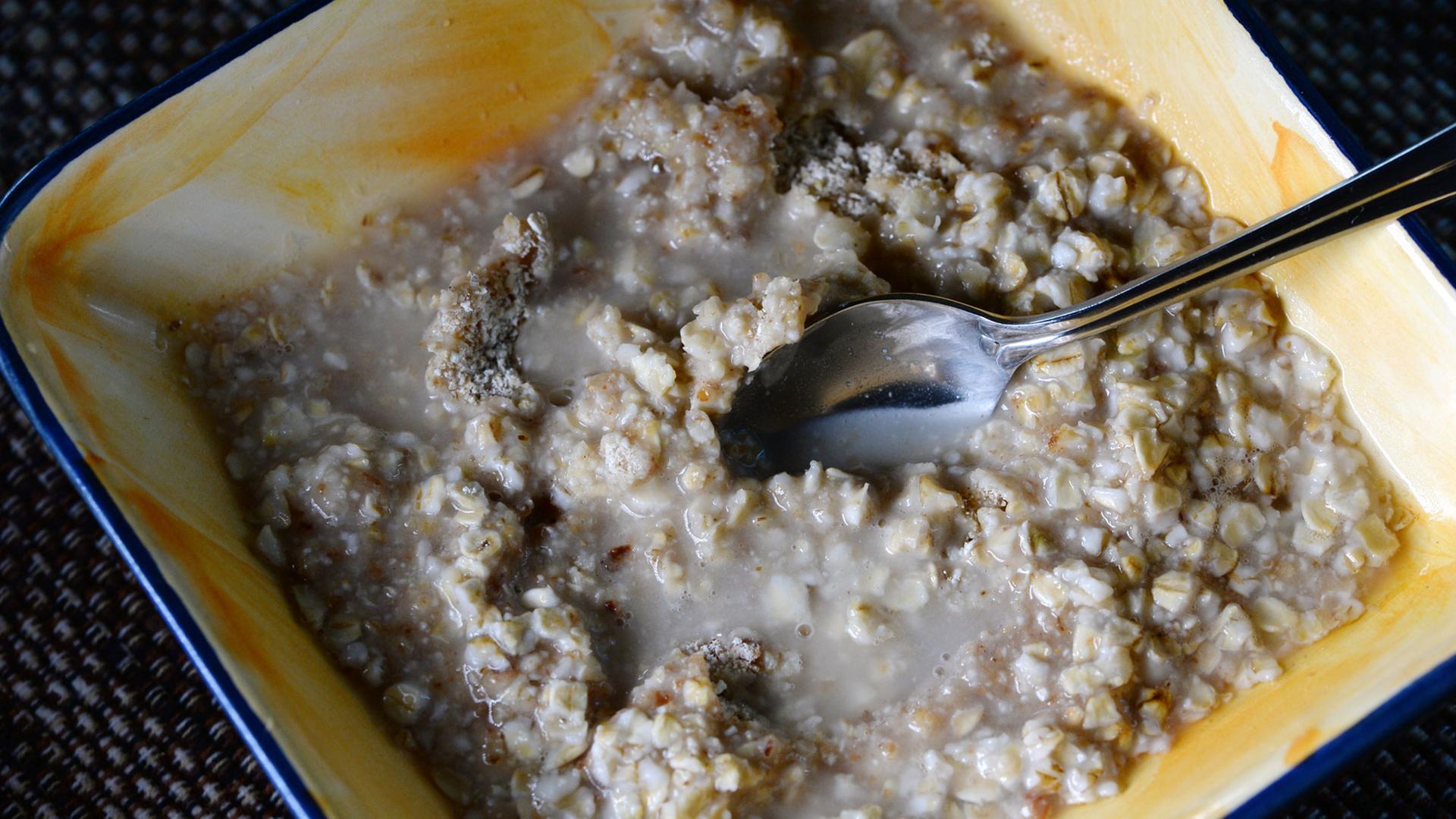 Eine Schale mit eingeweichtem Porridge aus Haferflocken steht am 27.07.2014 in Berlin auf einem Frühstückstisch Eine Schale mit eingeweichtem Porridge aus Haferflocken steht am 27.07.2014 in Berlin auf einem Frühstückstisch