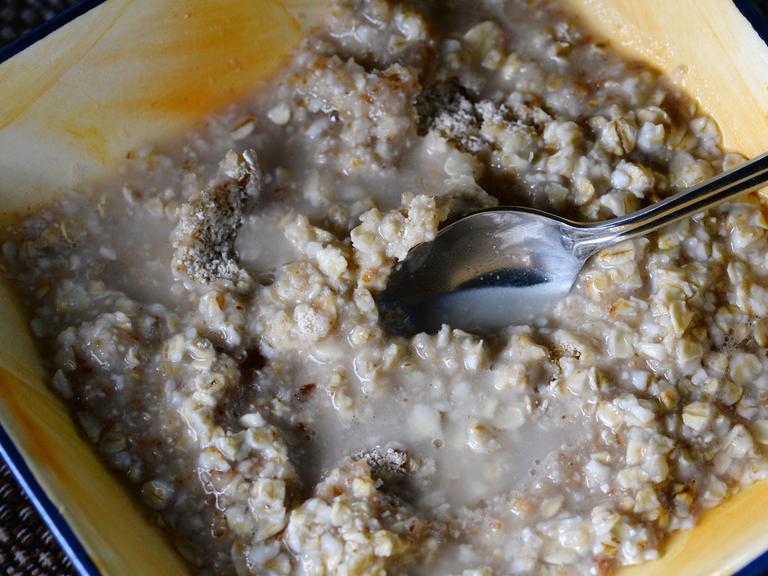 Eine Schale mit eingeweichtem Porridge aus Haferflocken steht am 27.07.2014 in Berlin auf einem Frühstückstisch