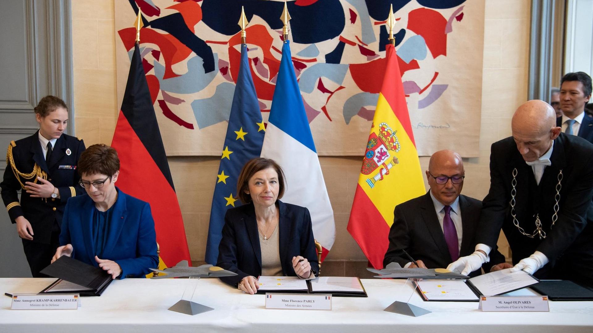 Unterzeichnung des FCAS-Vertrags am 20.02.2020 in Paris durch Deutschlands und Frankreichs Verteidigungsninisterinnen Annegret Kramp-Karrenbauer und Florence Parly sowie Spaniens Staatssekretär des Verteidigungsministeriums Ángel Olivares Ramirez Unterzeichnung des FCAS-Vertrags am 20.02.2020 in Paris durch Deutschlands und Frankreichs Verteidigungsninisterinnen Annegret Kramp-Karrenbauer und Florence Parly sowie Spaniens Staatssekretär des Verteidigungsministeriums Ángel Olivares Ramirez