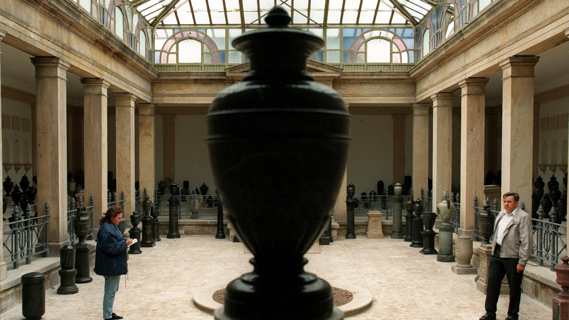 Hunderte Urnen stehen im sogenannten Columbarium (Urnenhain) des Städtischen Krematoriums Gotha. Im Vordergrund: die Urne der hier eingeäscherten Friedensnobelpreisträgerin Bertha von Suttner. Hunderte Urnen stehen im sogenannten Columbarium (Urnenhain) des Städtischen Krematoriums Gotha. Im Vordergrund: die Urne der hier eingeäscherten Friedensnobelpreisträgerin Bertha von Suttner.