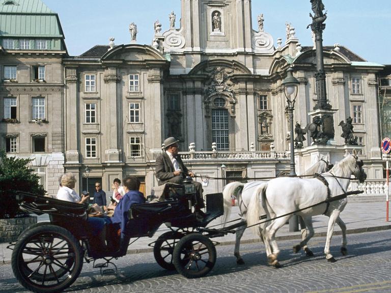 Fiaker vor der Kirche am Hof in Wien