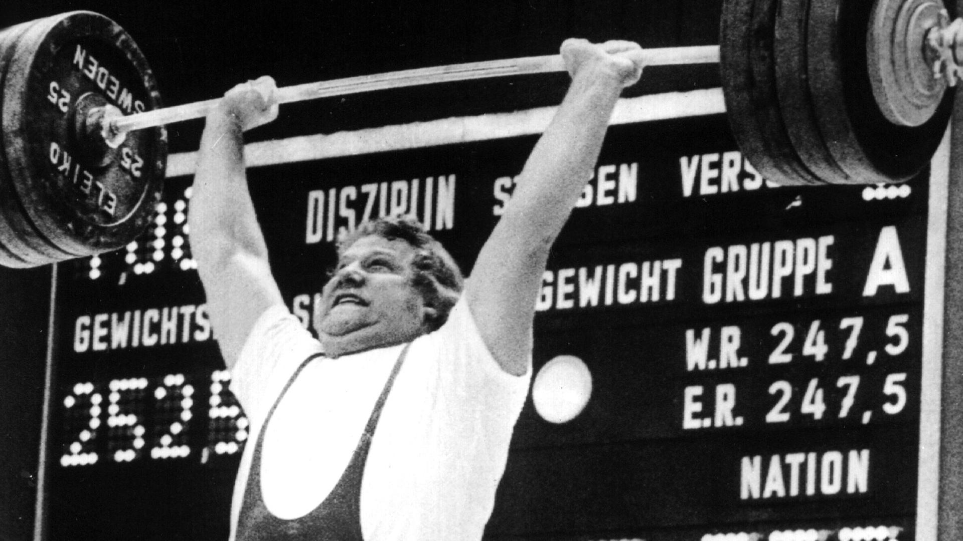 DDR-Gewichtheber Gerd Bonk in Aktion in einer undatierten Archivaufnahme aus dem Jahr 1976. Der Zweikampf-Europameister gewinnt bei den Olympischen Spielen 1976 in Montreal mit einer Gesamtlast von 405 kg die Silbermedaille im Superschwergewicht (über 110 kg). DDR-Gewichtheber Gerd Bonk in Aktion in einer undatierten Archivaufnahme aus dem Jahr 1976. Der Zweikampf-Europameister gewinnt bei den Olympischen Spielen 1976 in Montreal mit einer Gesamtlast von 405 kg die Silbermedaille im Superschwergewicht (über 110 kg).