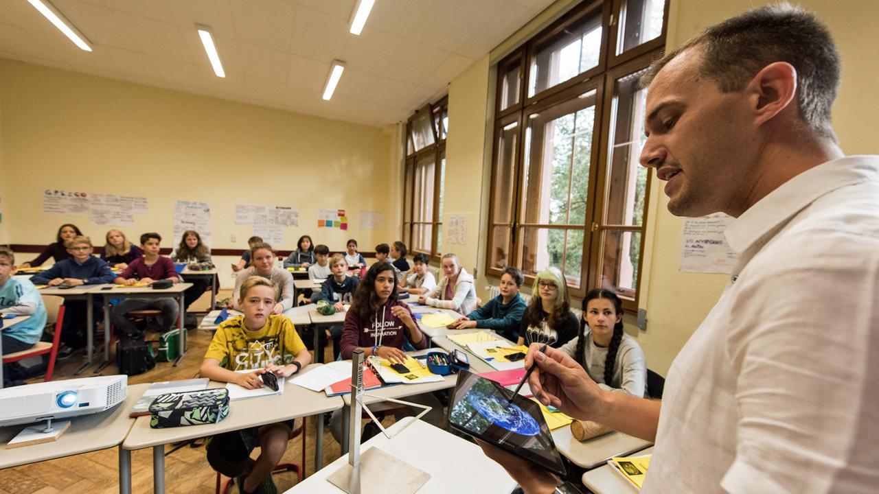 Friedrich-Gymnasium in Freiburg / Baden-Württemberg: Physiklehrer Patrick Bronner unterrichtet seine Klasse in einem Pilotprojekt mit einem Tabletcomputer. Die Schüler erarbeiten Ergebnisse mit dem Smartphone. Friedrich-Gymnasium in Freiburg / Baden-Württemberg: Physiklehrer Patrick Bronner unterrichtet seine Klasse in einem Pilotprojekt mit einem Tabletcomputer. Die Schüler erarbeiten Ergebnisse mit dem Smartphone.