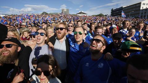 Isländische Fußballfans feiern in Reykjavík.