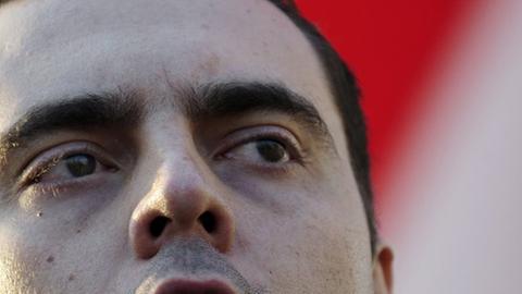Zu sehen ist eine Nah-Porträtaufnahme des Parteichefs der rechtsgerichteten Jobbik-Partei Ungarns, Gabor Vona. Er ist leicht von unten fotografiert und spricht gerade zu einer Menschenansammlung.
