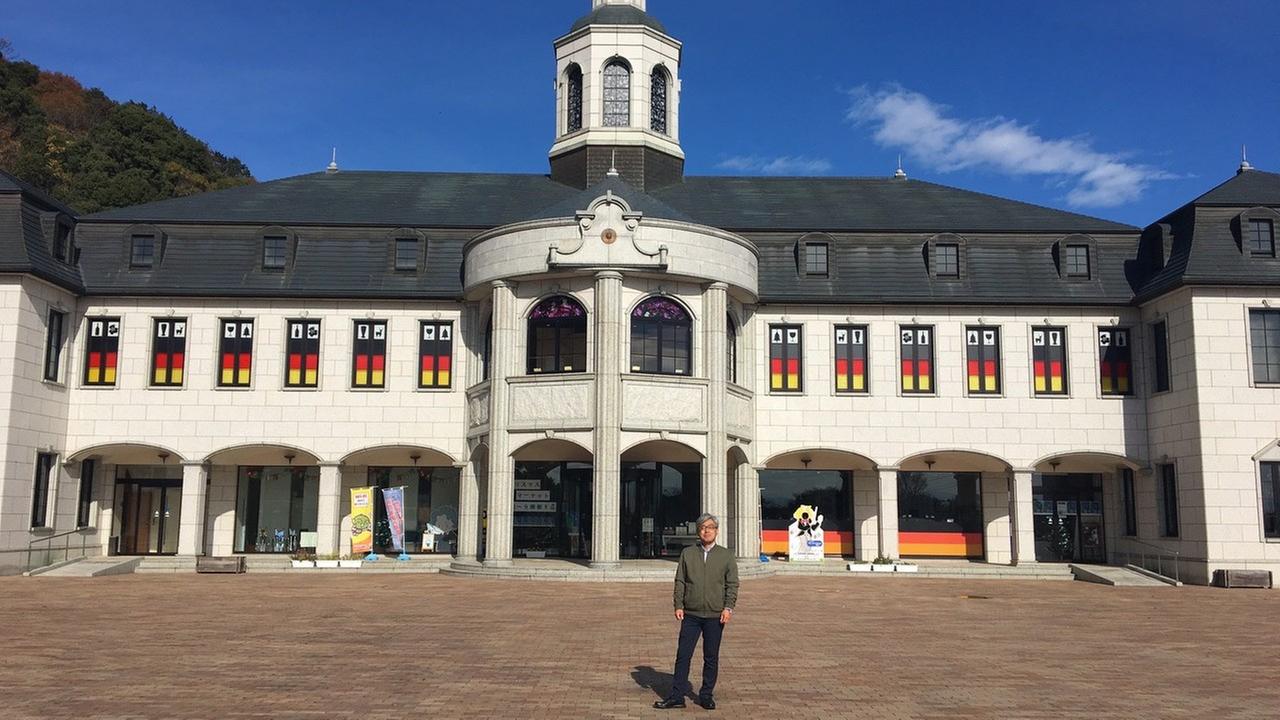 Herr Mori leitet das Deutsche Haus in Naruto. Er steht vor diesem weißen Gebäude mit deutschen Flaggen in den Fenstern. Herr Mori leitet das Deutsche Haus in Naruto. Er steht vor diesem weißen Gebäude mit deutschen Flaggen in den Fenstern.