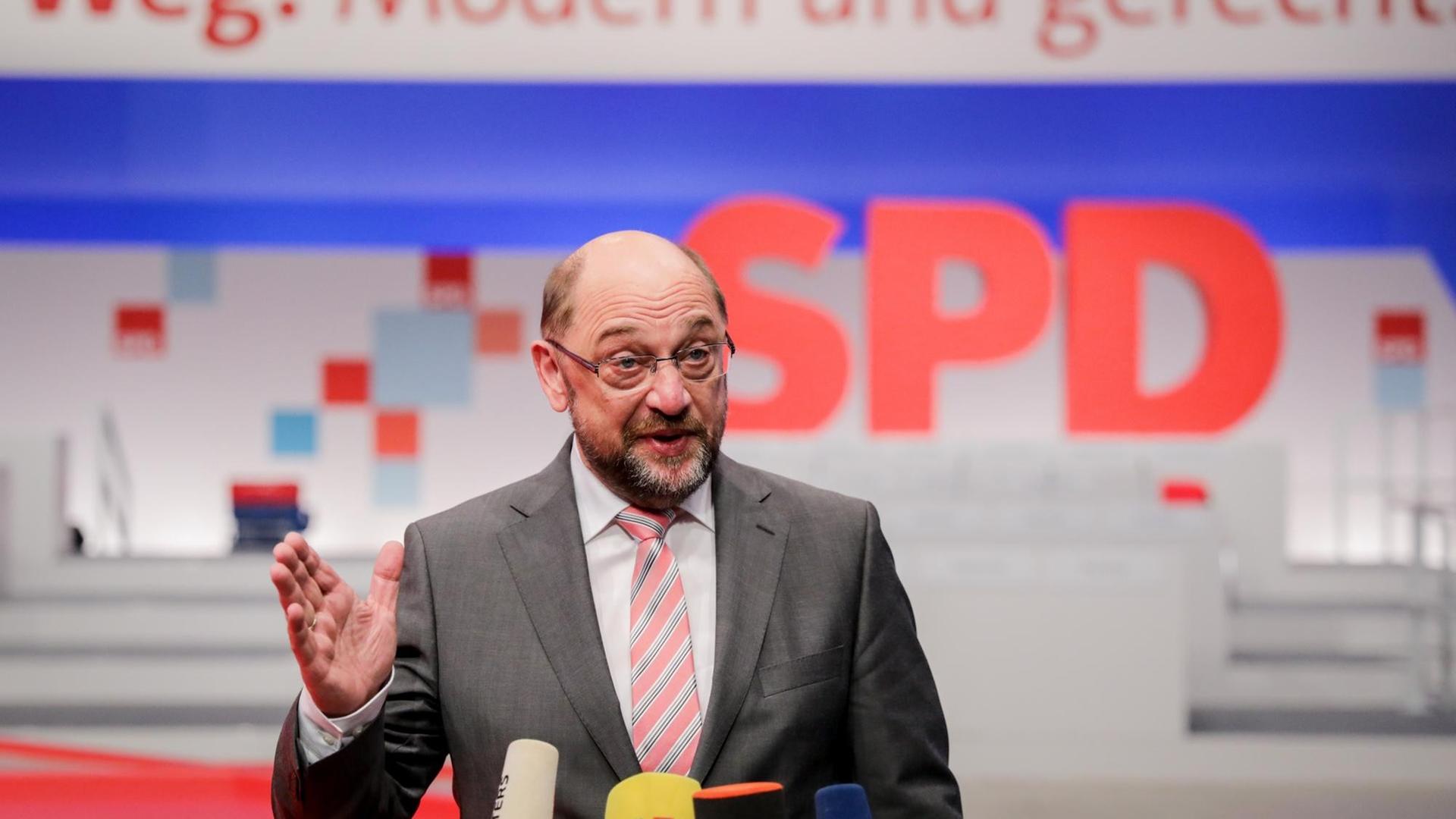 Der SPD-Parteivorsitzende, Martin Schulz, spricht am 06.12.2017 in Berlin im City Cube beim Hallenrundgang vor dem SPD-Bundesparteitag zu den Journalisten. Der Parteitag dauert vom 09.-11.12.2017.
