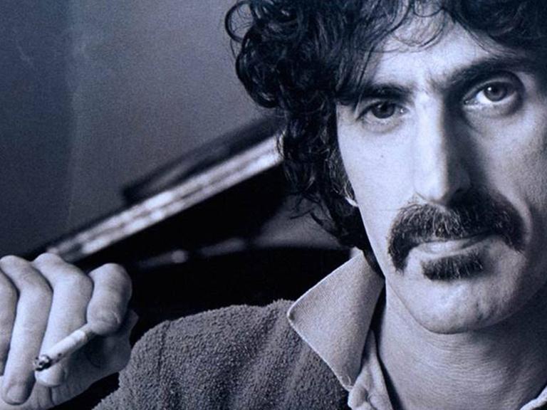 Der 1993 verstorbene US-amerikanische Komponist und Musiker Frank Zappa. Er veröffentlichte mehr als 100 Musikalben.