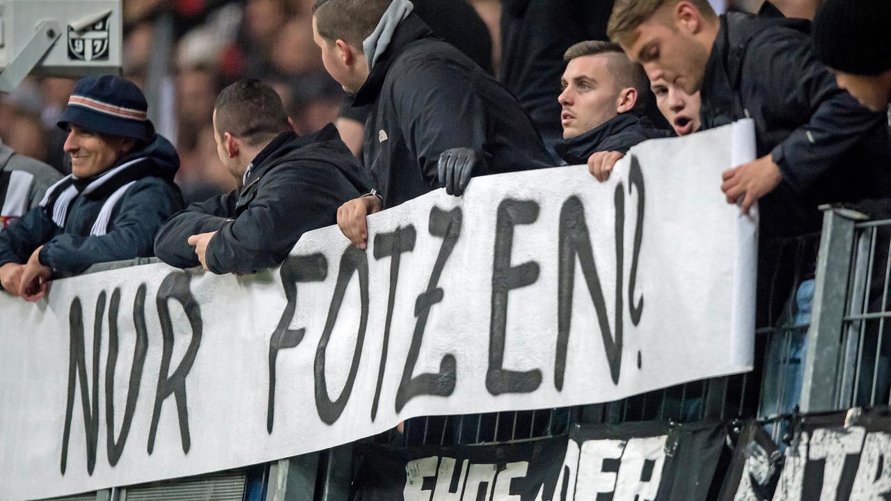 3. November 2017: Frankfurt, Commerzbank-Arena: Fussball 1. Bundesliga, 11. Spieltag: Eintracht Frankfurt - SV Werder Bremen: Frankfurts Fans zeigen ein Transparent: "Weltmaennertag? Warum stehen bei Euch nur Fotzen?". 3. November 2017: Frankfurt, Commerzbank-Arena: Fussball 1. Bundesliga, 11. Spieltag: Eintracht Frankfurt - SV Werder Bremen: Frankfurts Fans zeigen ein Transparent: "Weltmaennertag? Warum stehen bei Euch nur Fotzen?".
