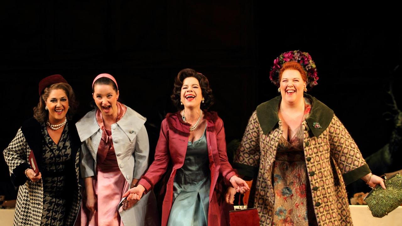 Vier Frauen lachen strahlend über Falstaff