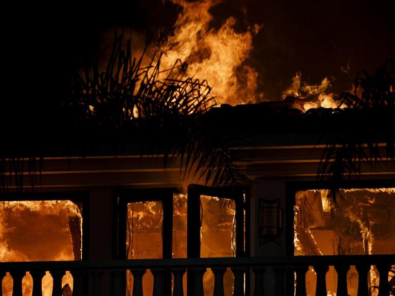 10. November 2018 -Ein Haus in Malibu (Kalifornien) steht in Flammen.