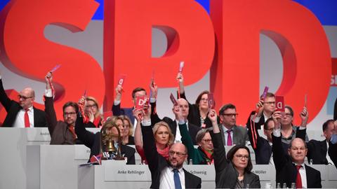 Der Parteivorstand mit dem Vorsitzenden Martin Schulz (vorne l) stimmen über einen Juso-Antrag ab.