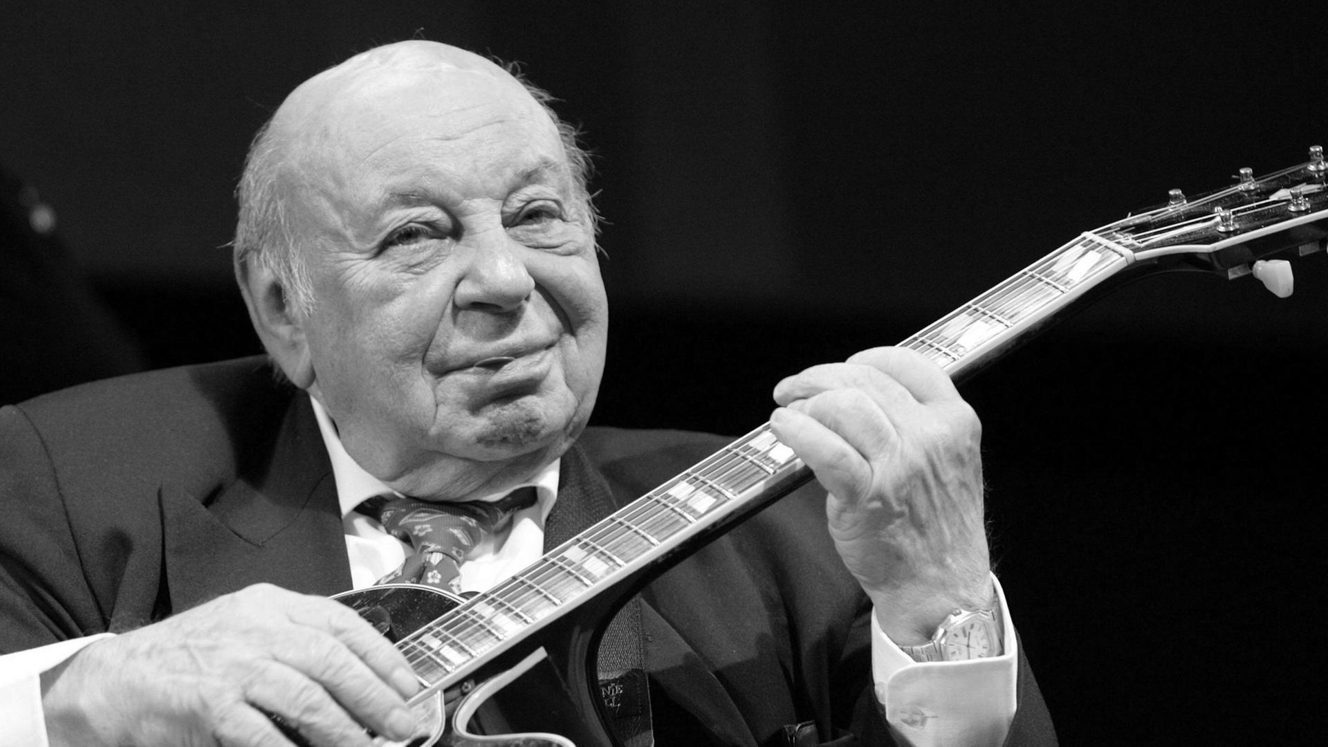 Jazz-Gitarrist Coco Schumann während eines Konzerts in Berlin. Jazz-Gitarrist Coco Schumann während eines Konzerts in Berlin.