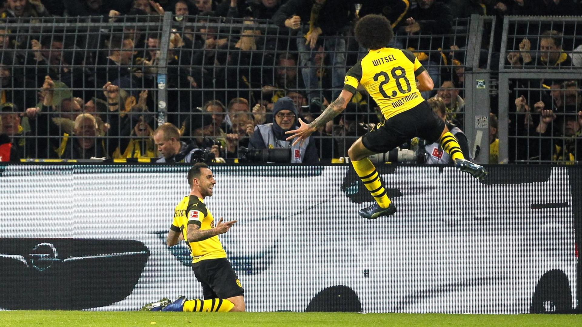 Dortmund, Signal-Iduna-Park, 10.11.18: Paco Alcacer (Borussia Dortmund) (L) schiesst das 3:2 Tor und jubelt mit Axel Witsel (Borussia Dortmund) im Spiel der 1. Bundesliga zwischen Borussia Dortmund vs. Bayern Dortmund, Signal-Iduna-Park, 10.11.18: Paco Alcacer (Borussia Dortmund) (L) schiesst das 3:2 Tor und jubelt mit Axel Witsel (Borussia Dortmund) im Spiel der 1. Bundesliga zwischen Borussia Dortmund vs. Bayern