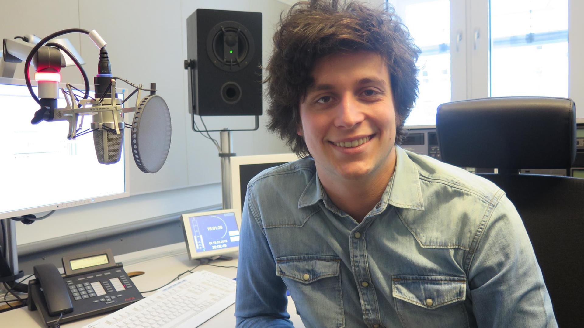 Robert Laupert alias L‘aupaire beim Besuch im Funkhaus vom Deutschlandradio Kultur Robert Laupert alias L‘aupaire beim Besuch im Funkhaus vom Deutschlandradio Kultur
