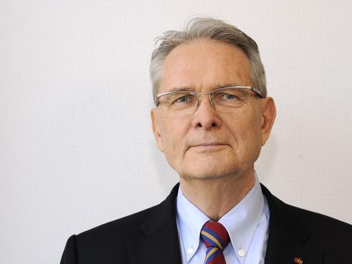 Der Migrationsforscher, Publizist und Politikberater Klaus J. Bade, aufgenommen am 28.04.2013 in Köln.